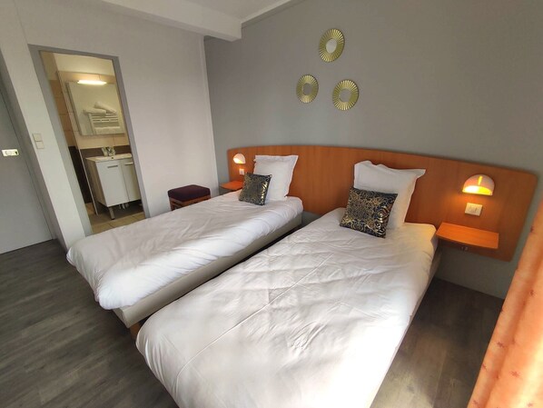 Habitación Confort con 2 camas individuales | Muebles diferentes, escritorio y cortinas blackout