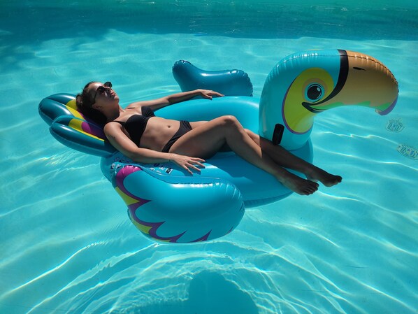 Alberca al aire libre por temporada y sombrillas en la alberca