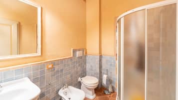 Dusche, Haartrockner, Bidet, Handtücher