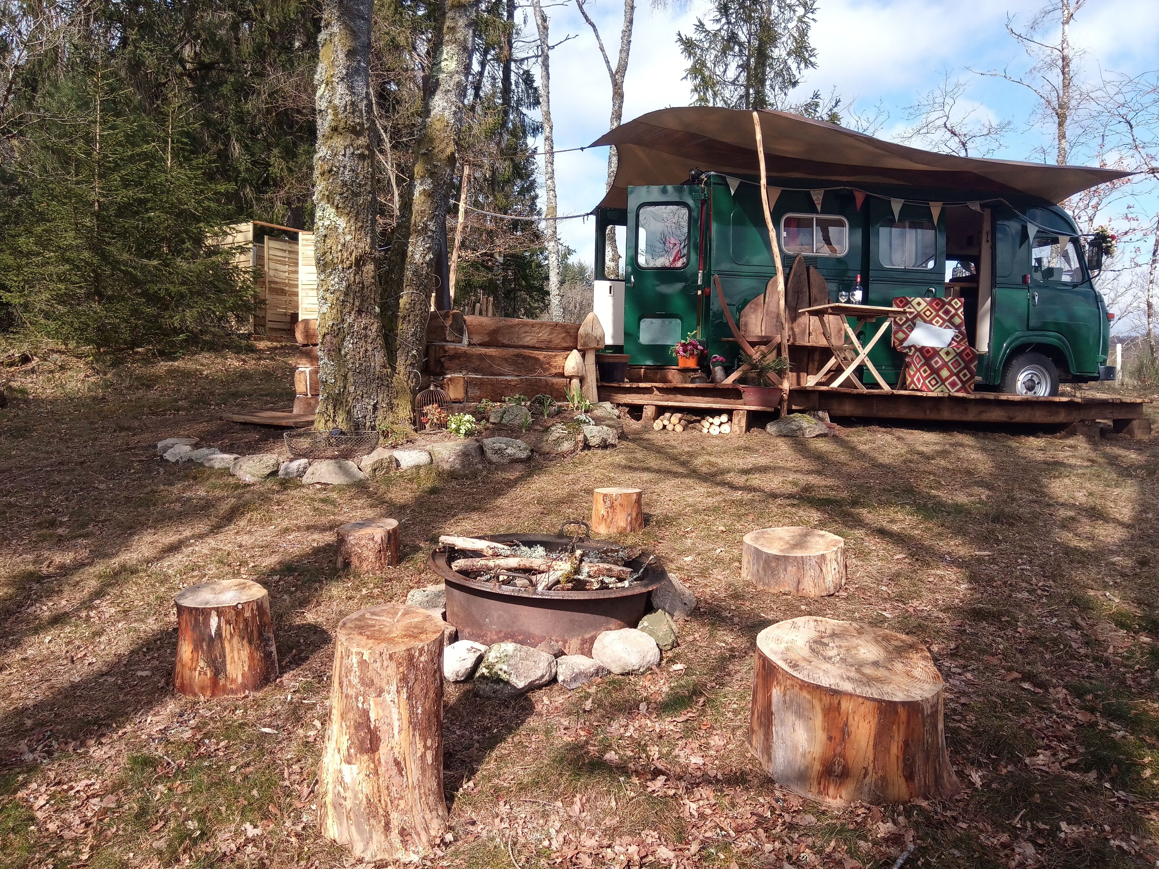 camping car, wood-fired spa in the woods of Millevaches