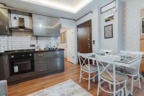 Phòng Suite Exclusive | Bếp riêng | Tủ lạnh, lò nướng, bếp nấu, ấm điện 
