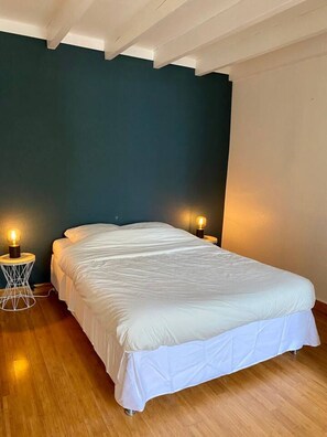 Een strijkplank/strijkijzer, reisbedje, wifi, beddengoed