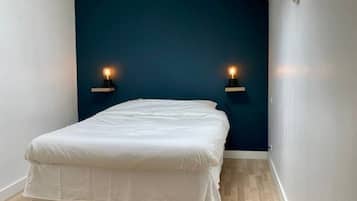 Een strijkplank/strijkijzer, reisbedje, wifi, beddengoed