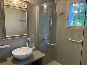 Dusche, Haartrockner, Handtücher, Seife