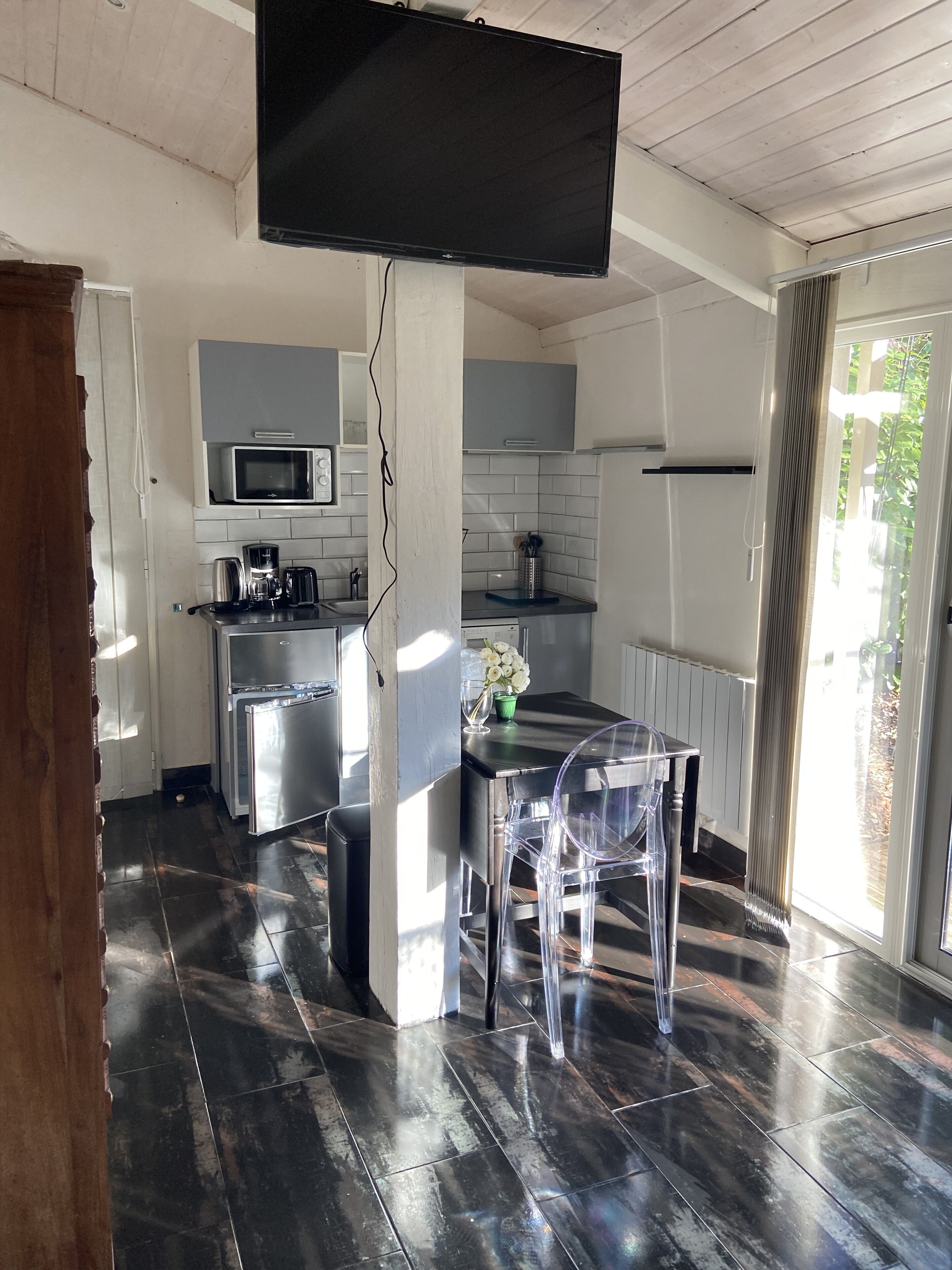 Een microgolfoven, een kookplaat, een vaatwasser