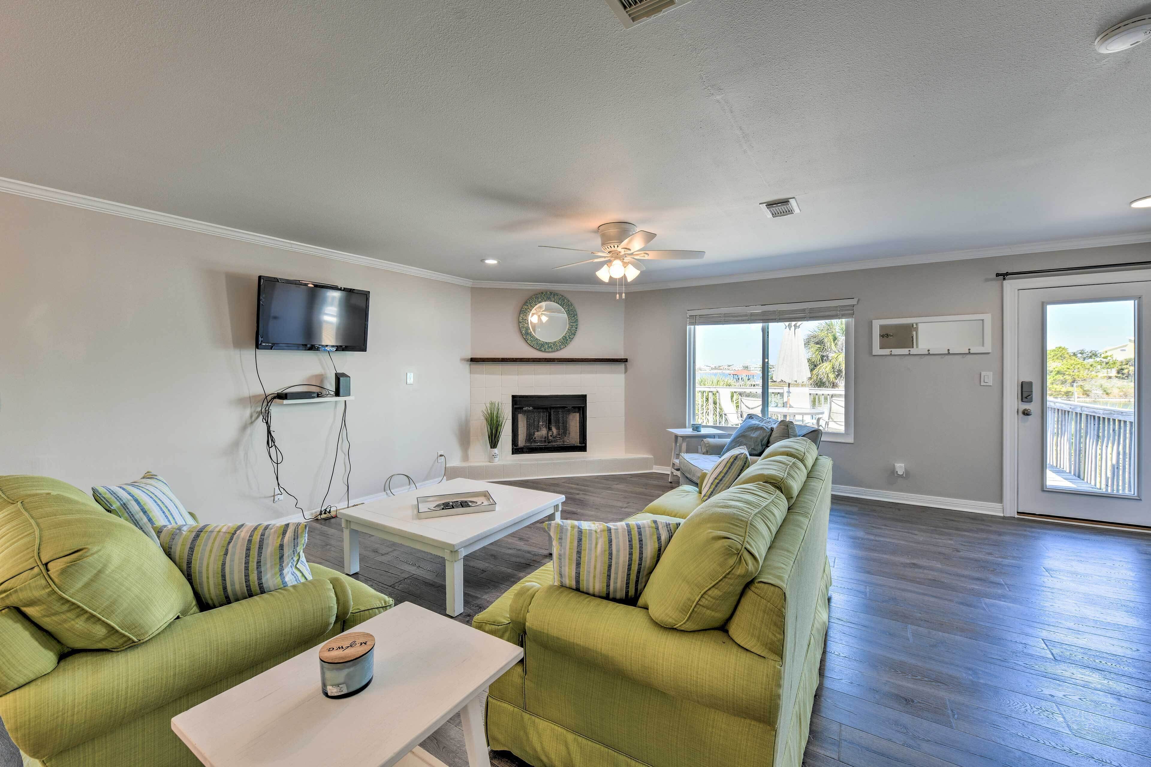 Bright & Chic Pensacola Townhouse w/ Sunroom!