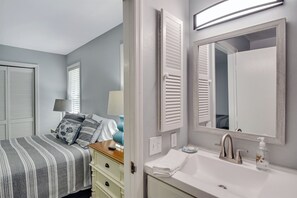 2 bedrooms, iron/ironing board, free WiFi, bed sheets - Convenient to shops, restaurants, night life, with a community pool (Saint Simons Island)