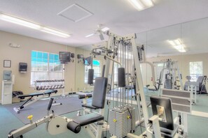 Fitness facility - Convenient to shops, restaurants, night life, with a community pool (Saint Simons Island)