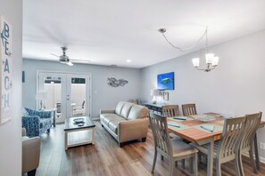 Smart TV - Convenient to shops, restaurants, night life, with a community pool (Saint Simons Island)