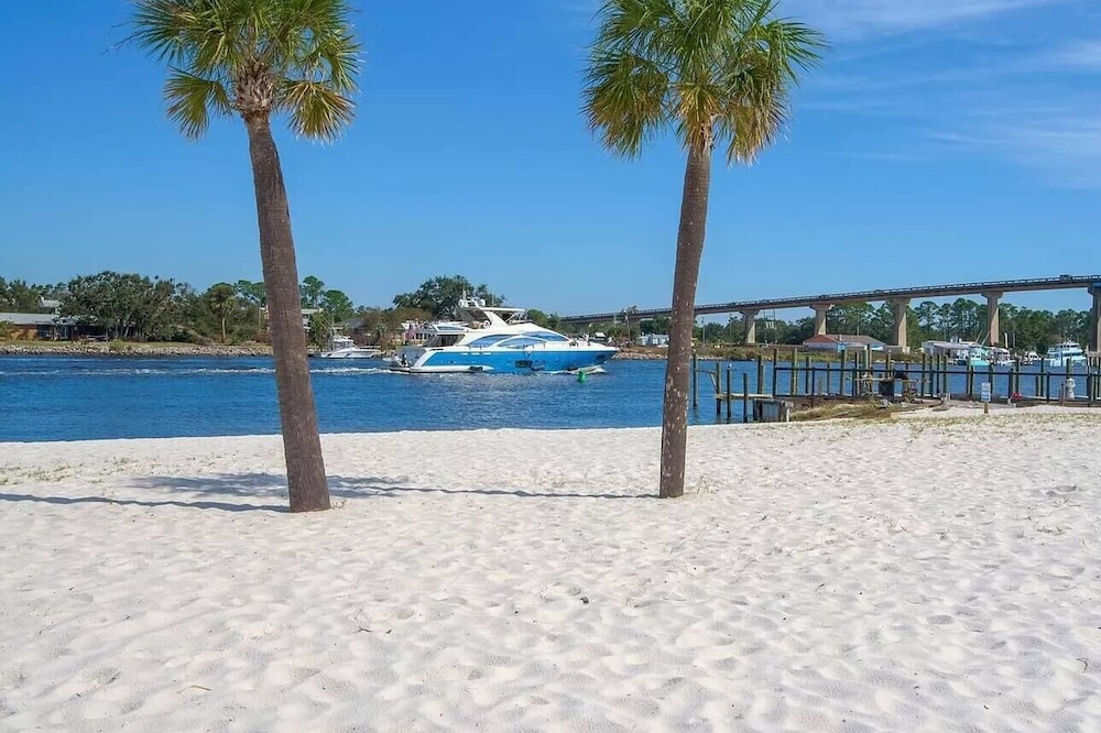 Family Fun House! Game Room & Private Beach