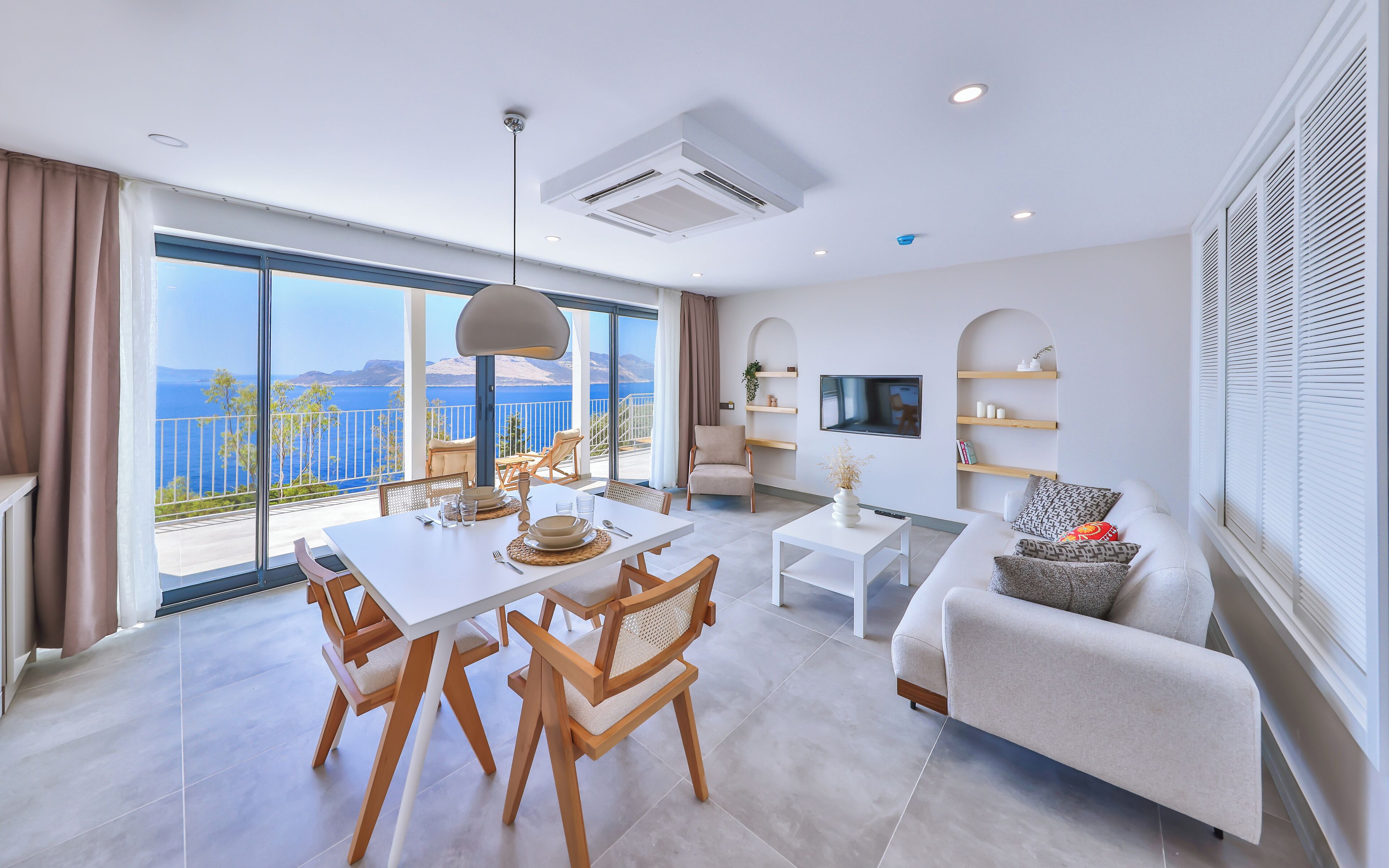 デザイン アパートメント | リビング エリア | 43 インチのスマートテレビ (衛星放送視聴可)、テレビ