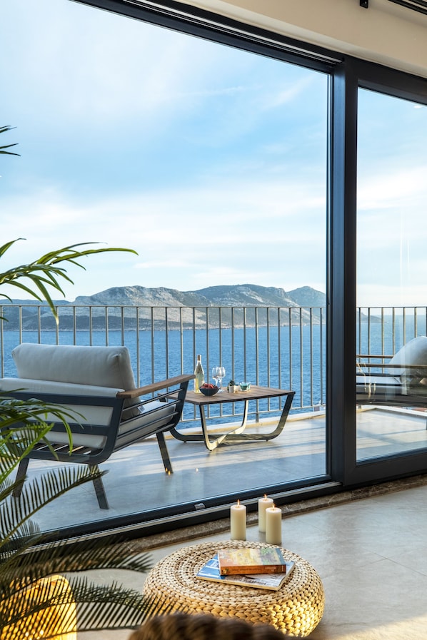 Deluxe Apartment, 1 Queen Bed, Non Smoking, Sea View | 1 bedroom, Egyptian cotton sheets, premium bedding