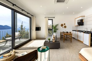 Deluxe Studio Suite, 1 Queen Bed, Balcony, Sea View | 1 bedroom, Egyptian cotton sheets, premium bedding