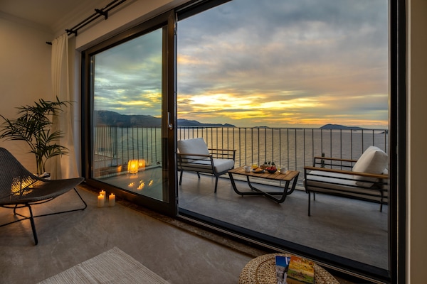 Deluxe Apartment, 1 Queen Bed, Non Smoking, Sea View | Egyptian cotton sheets, premium bedding, individually decorated