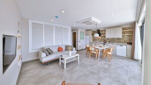 Un apartament modern amb saló, zona de menjador i cuina.