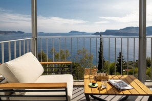 Deluxe-Apartment, 1 Queen-Bett, Veranda, Meerblick | Bettwäsche aus ägyptischer Baumwolle, hochwertige Bettwaren