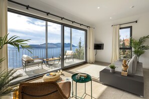 Deluxe Studio Suite, 1 Queen Bed, Balcony, Sea View | 1 bedroom, Egyptian cotton sheets, premium bedding