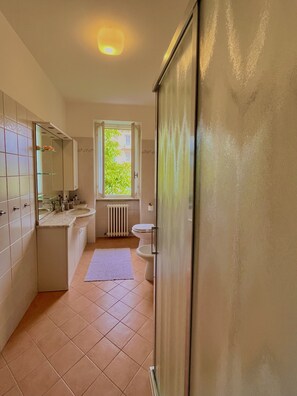 Duschwanne, Haartrockner, Bidet, Handtücher