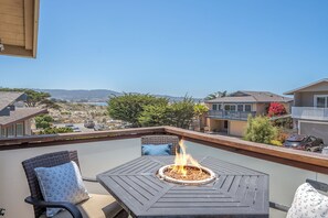 Outdoor dining - 3809 Sea Foam Oasis - One Block to Miles of Beach (Monterey)