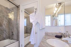 Ensemble douche/baignoire, sĂšche-cheveux, bidet, serviettes fournies