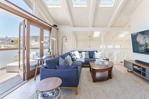 Smart TV, fireplace - 3809 Sea Foam Oasis - One Block to Miles of Beach (Monterey)