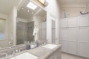 Duschwanne, Haartrockner, Bidet, Handtücher