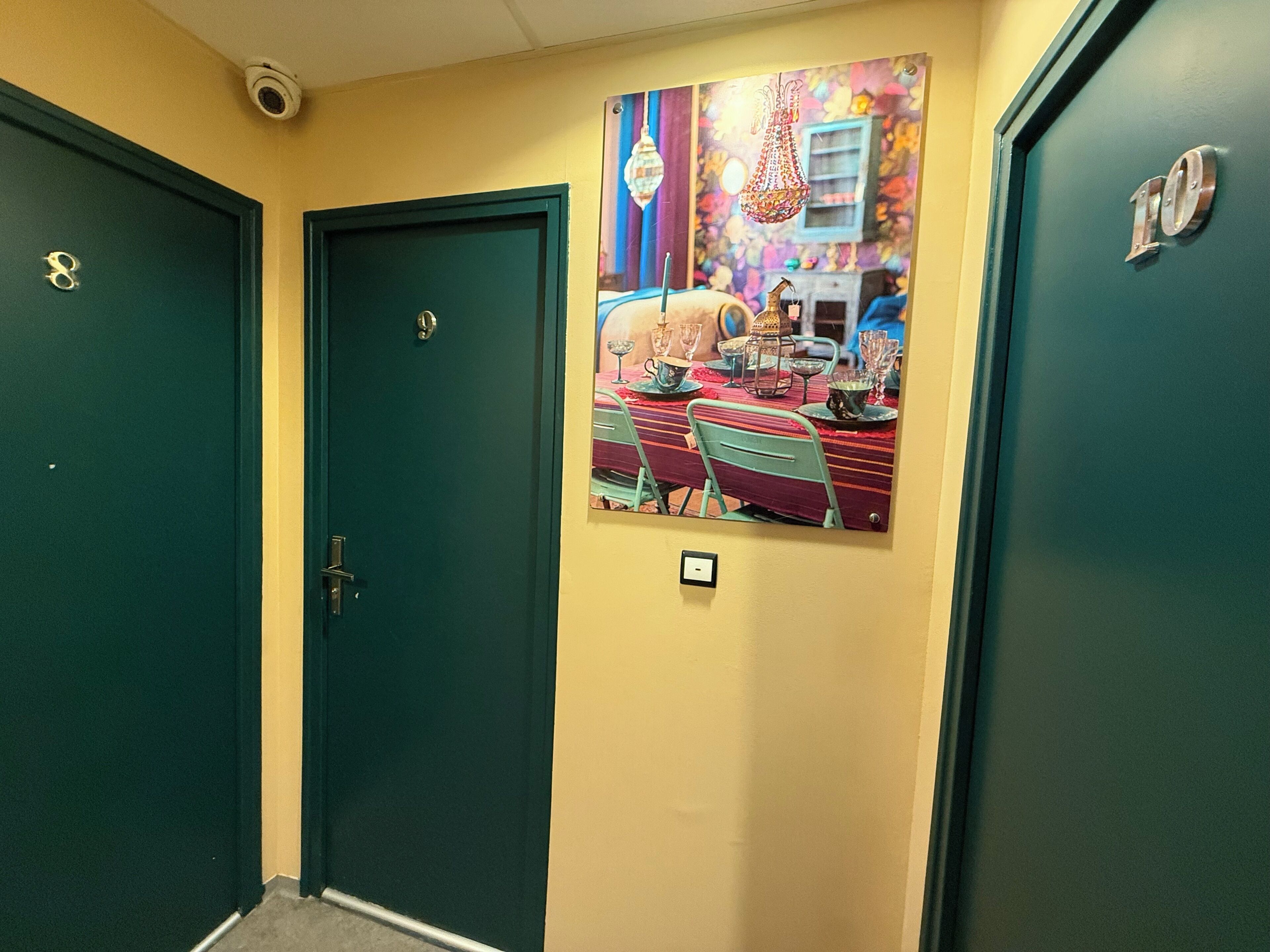 Skrivbord, arbetsyta för laptop och mörkläggningsgardiner