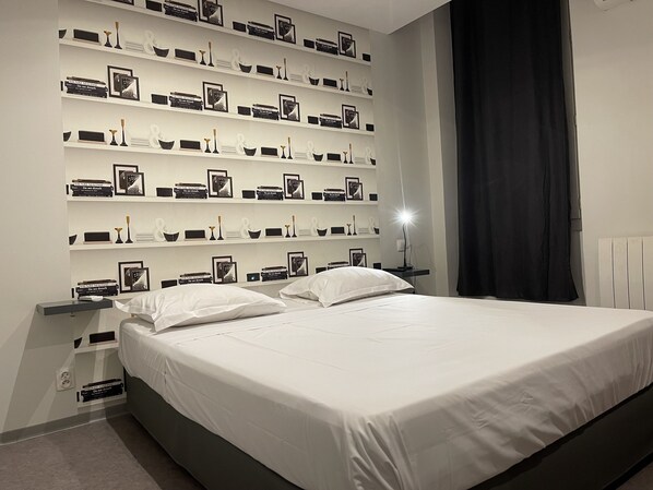 Superior tweepersoonskamer | Een bureau, een laptopwerkplek, verduisterende gordijnen