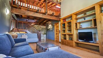 Een televisie en boeken