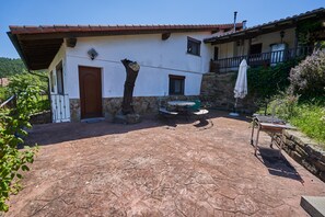 Outdoor dining - Spectacular Rural Suit 15 min from Bilbao (Arrankudiaga)