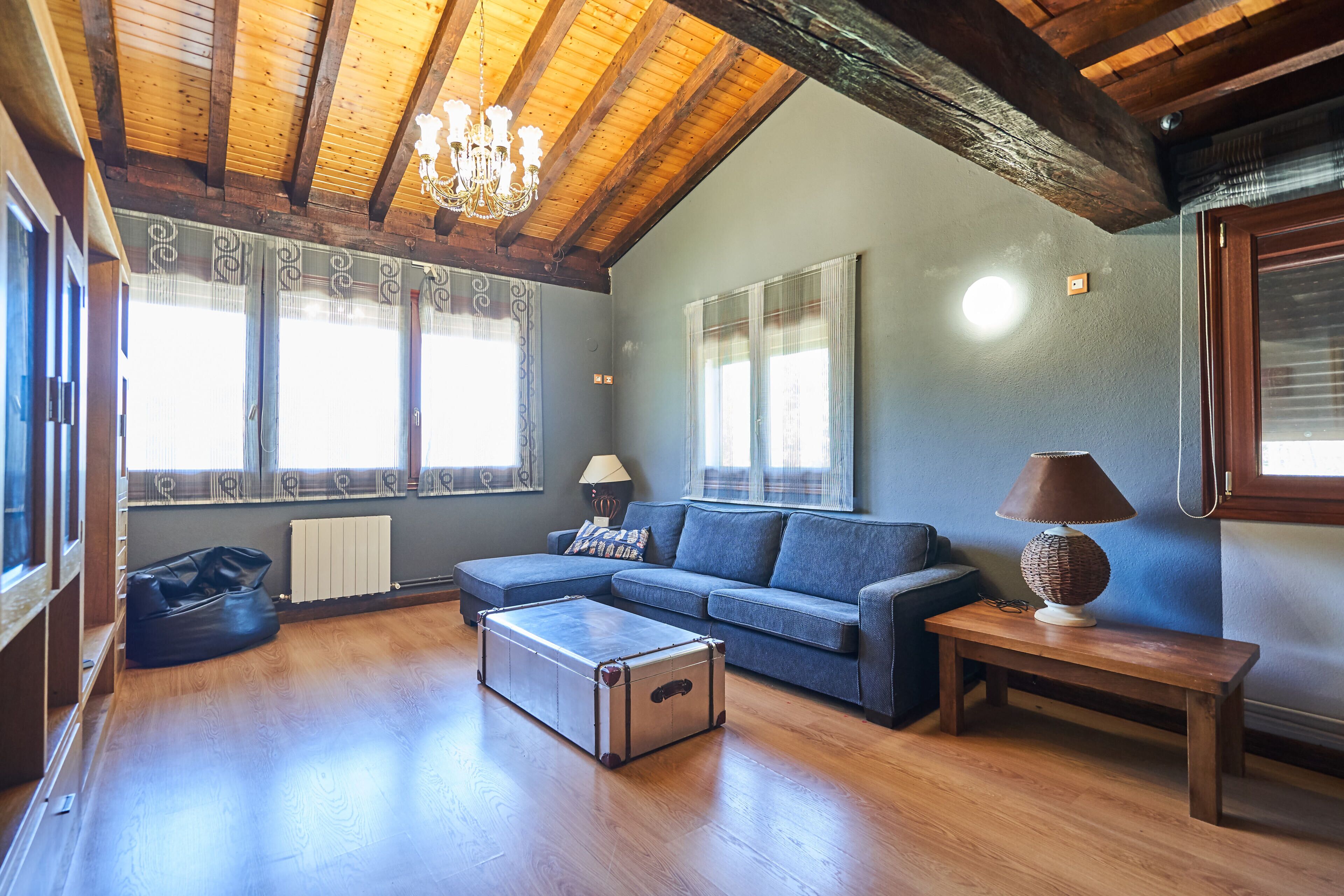 Een televisie en boeken