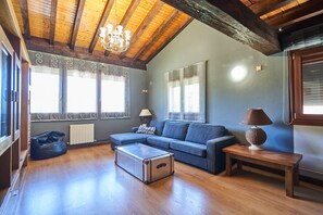 Een televisie en boeken