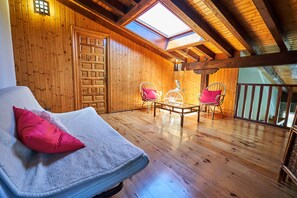 Een televisie en boeken