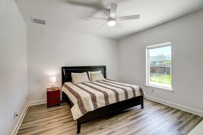 3 slaapkamers, een strijkplank/strijkijzer, wifi, beddengoed