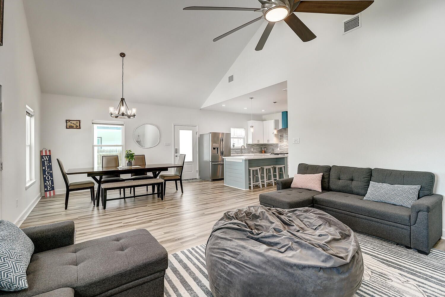 Two minutes to Rockport Beach, boutique shopping, and fantastic restaurants!