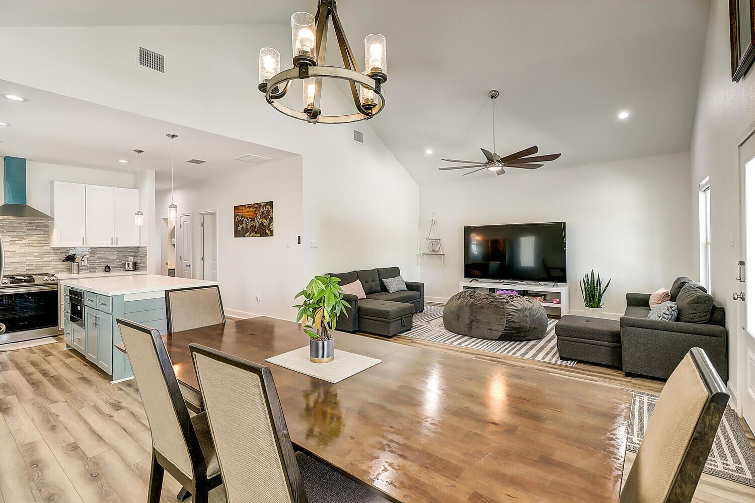 Two minutes to Rockport Beach, boutique shopping, and fantastic restaurants!