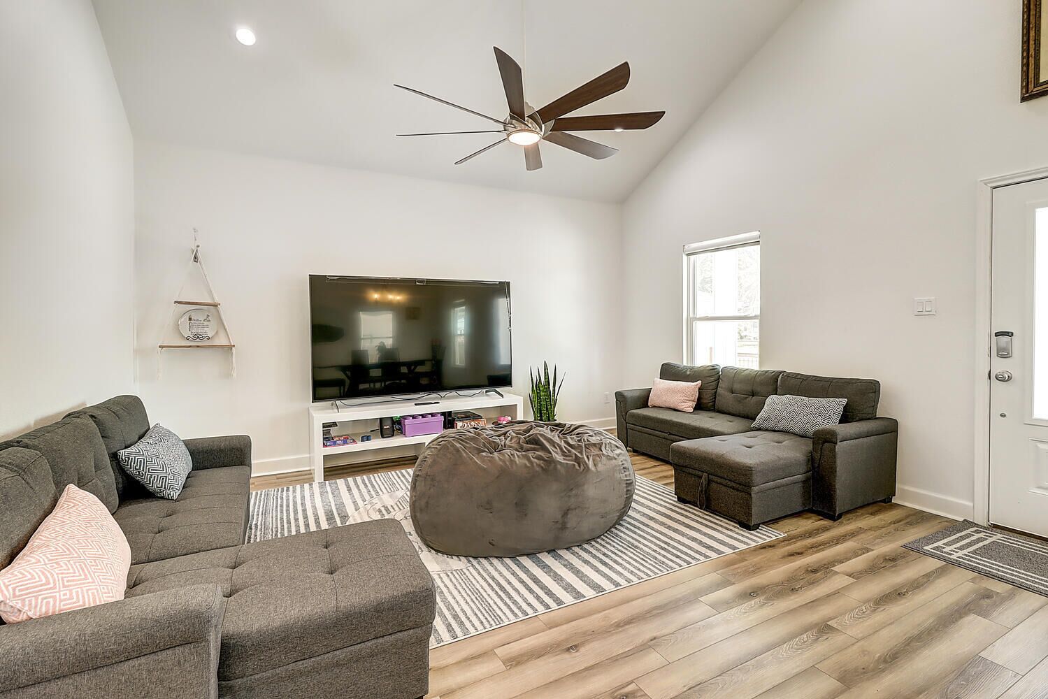 Two minutes to Rockport Beach, boutique shopping, and fantastic restaurants!