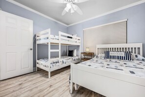 A bedroom with bunk beds, a single bed, a ceiling fan, and a window with blinds. - Emerald Towers 1007 * Beach Chair Set Included (Fort Walton Beach)