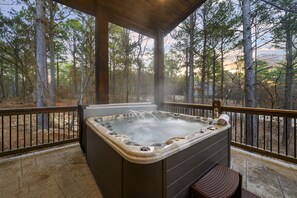 Outdoor spa tub - New and modern cabin with luxury shower room and hot tub (Broken Bow)
