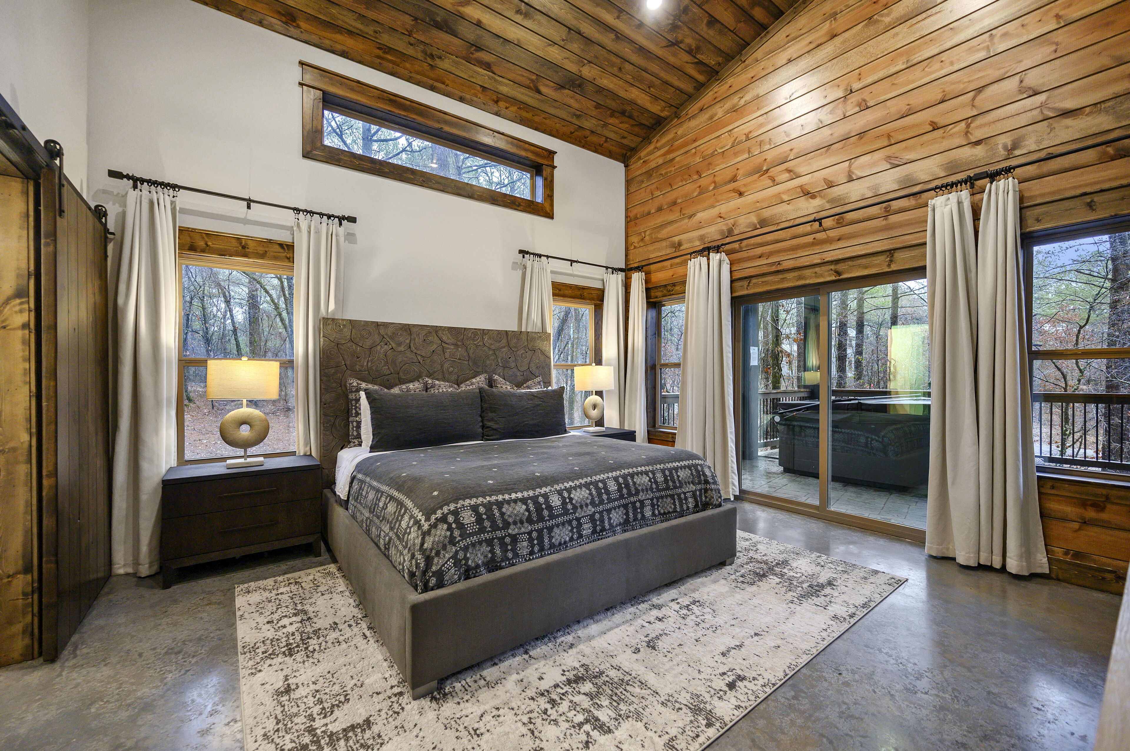 New and modern cabin with luxury shower room and hot tub