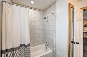 Kostenlose Toilettenartikel, Haartrockner, Handtücher