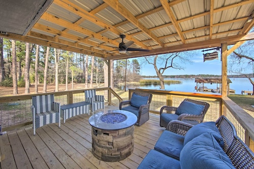 Lakefront Daingerfield Retreat w/ Shared Dock!