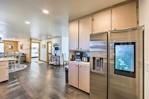 Interior - Lakefront Daingerfield Retreat w/ Shared Dock! (Daingerfield)