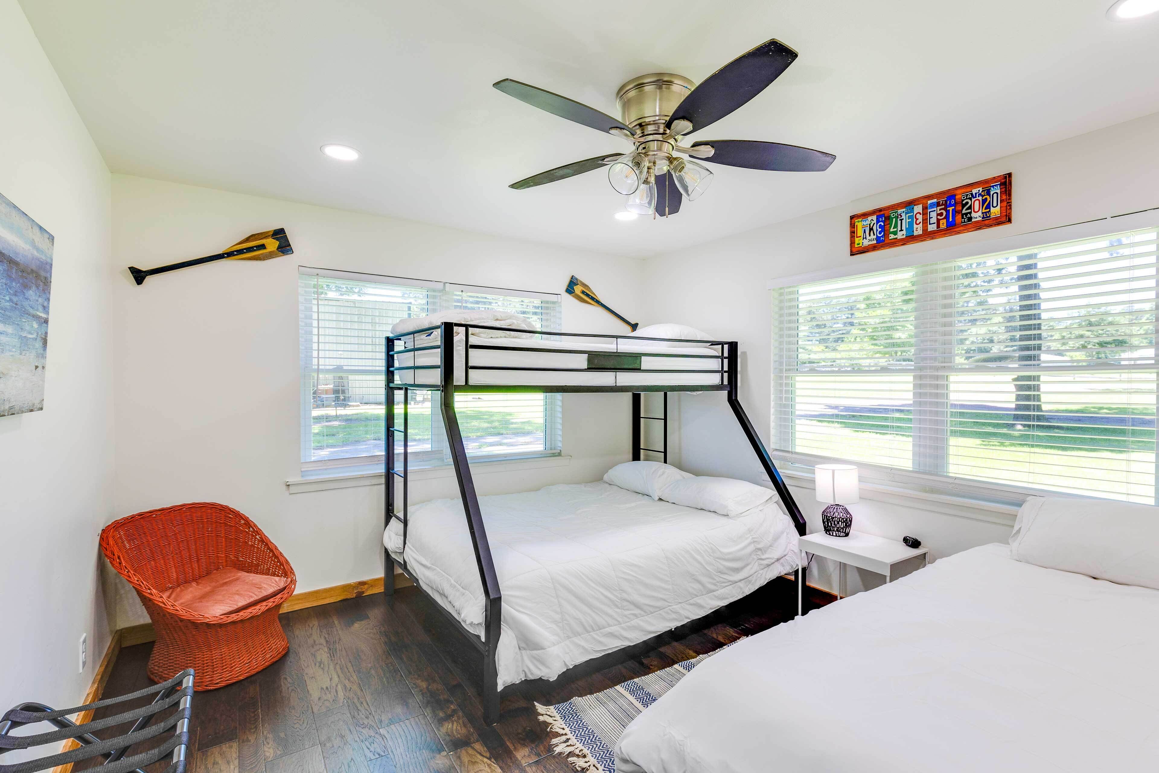 2 Schlafzimmer, Schreibtisch, Bügeleisen/Bügelbrett, Reisekinderbett