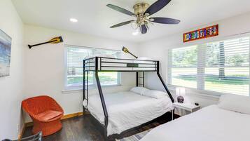2 Schlafzimmer, Schreibtisch, Bügeleisen/Bügelbrett, Reisekinderbett