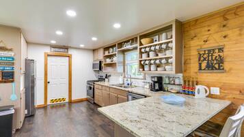 Fridge, microwave, stovetop, dishwasher