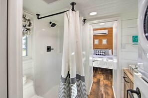 Gratis toiletartikelen, een haardroger, handdoeken