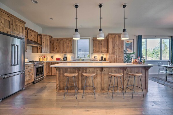 Fridge, microwave, stovetop, dishwasher
