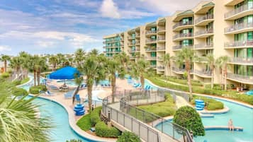 Innendørsbasseng og et oppvarmet basseng