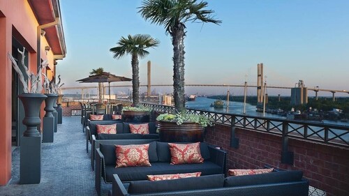 Luxe Private Getaway Near Downtown Savannah!